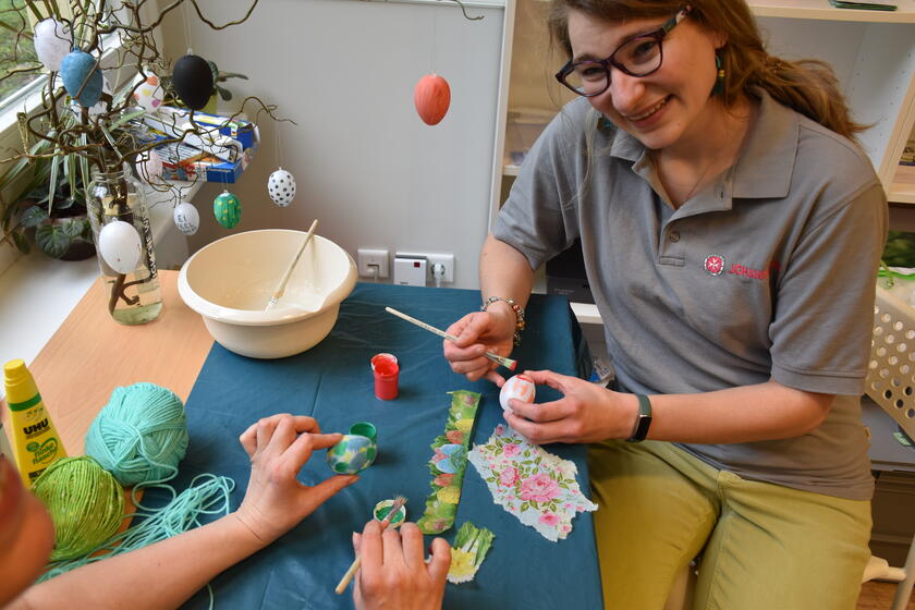 In Unterkünften für Flüchtlinge aus der Ukraine werden Ostereier bemalt