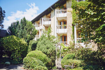 Weg durch die Grünanlage zum Johanniterhaus Sinzig