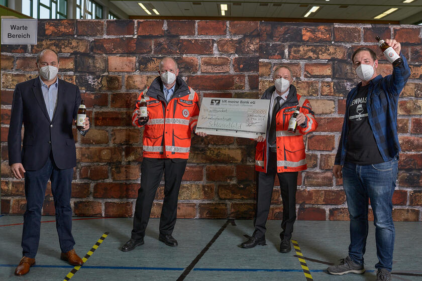 Spendenübergabe der Braumanufaktur Hertl an die oberfränkischen Johanniter zugunsten des Bevölkerungsschutzes, der sich im Bürgertestzentrum engagiert
