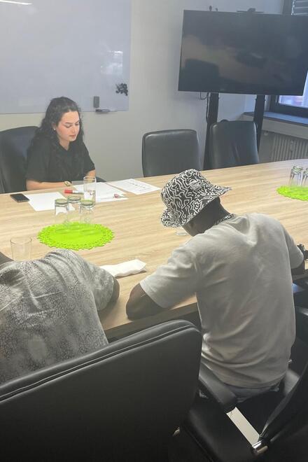 Jugendliche aus dem betreuten Wohnen machen einen Deutschkurs im RV Mittelrhein während ihrer Trainingswochen