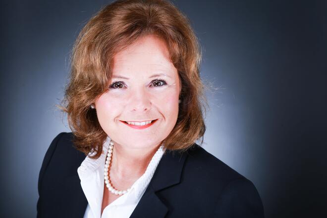 Braunhaarige Dame auf dunklem Hintergrund 