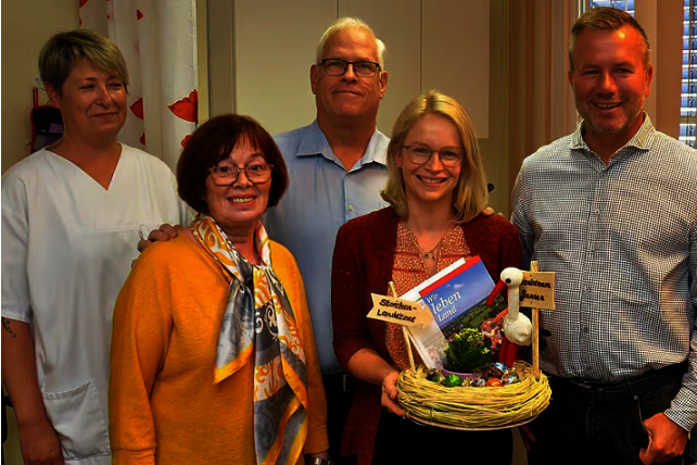 Glückwünsche für Frau Jansen (2.v.l.).