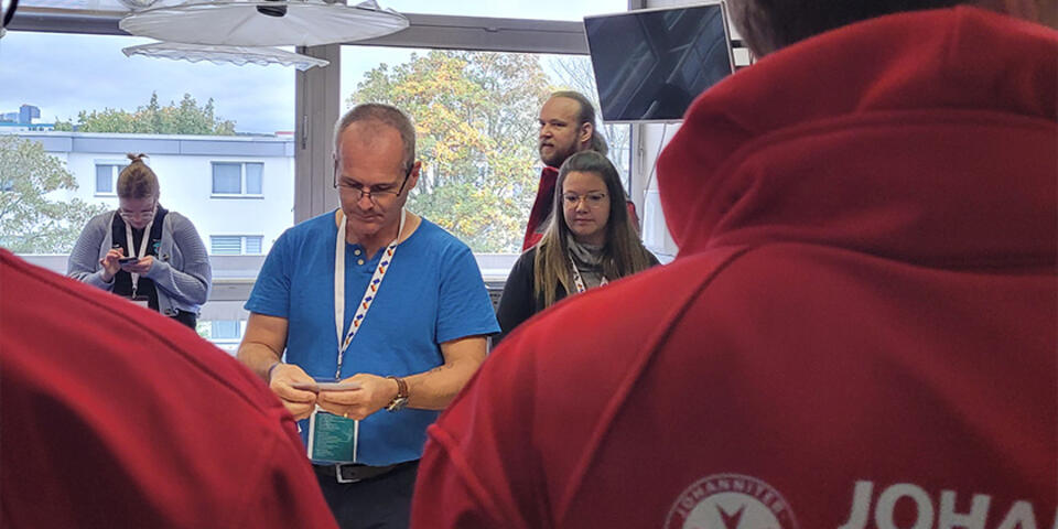 Ein Schiedsrichter erklärt eine der Prüfungsstationen, die durch die Jugendmannschaften gemeistert werden.