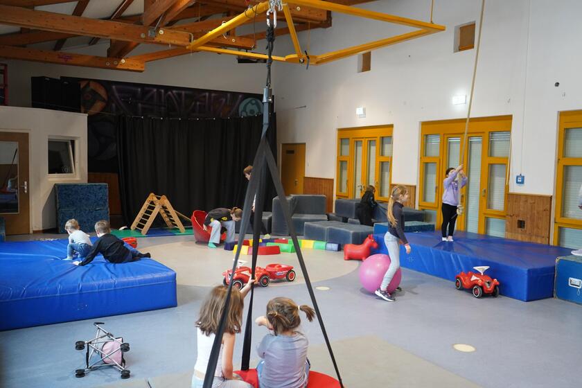 Spielende Kinder im Familientreff