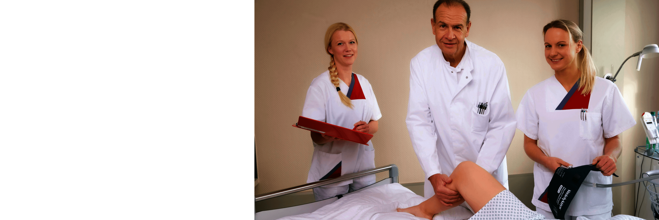 Dr. Paul bei einer Patientenbehandlung mit zwei Schwestern 