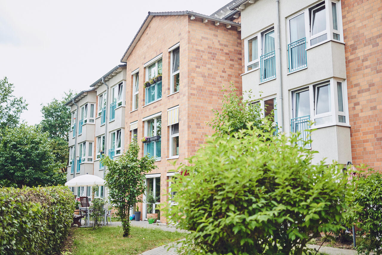 Außenansicht des Johanniter-Stift in Meerbusch mit viel Natur