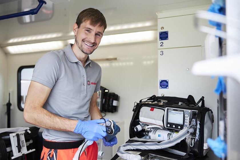 Ein Rettungssanitäter bei der Arbeit im Rettungswagen. 