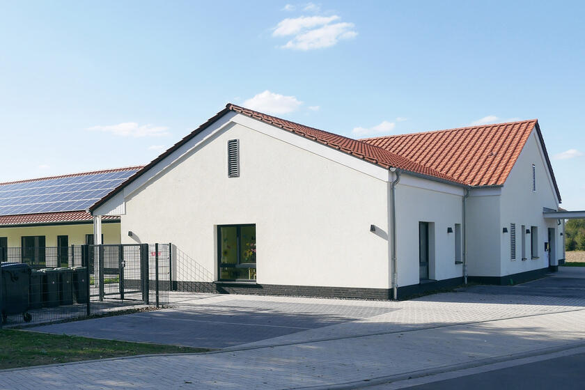 weißes Gebäude mit rotem Dach