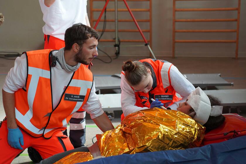 Versorgung einer Mime durch zwei Ehrenamtliche bei einer Übung