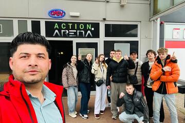 Selfie aller Teilnehmenden an dem Ausflug auf dem Platz vor dem Eingang der Actionarena.