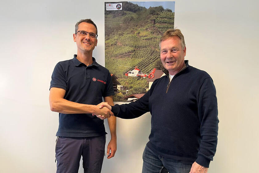 Bürgermeister Frank Auvera und Johanniter-Mitarbeiter mit Ingo Carnott geben sich die Hand