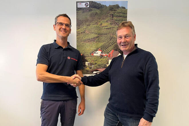 Bürgermeister Frank Auvera und Johanniter-Mitarbeiter mit Ingo Carnott geben sich die Hand