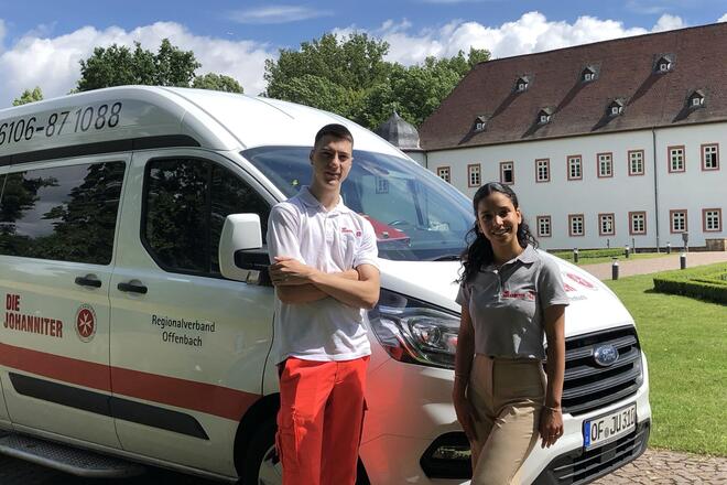 Zwei FSJler vor einem Krankentransportfahrzeug in Heusenstamm 