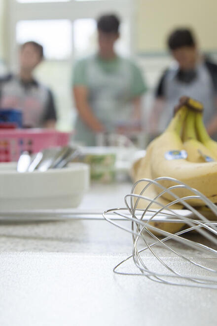 Essen in der Wohngruppe Leuchtturm gemeinsame Zubereitung