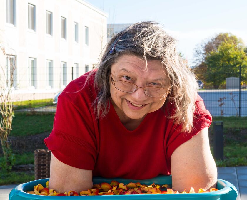 Bewohnerin macht nach Kneipp ein Armbad