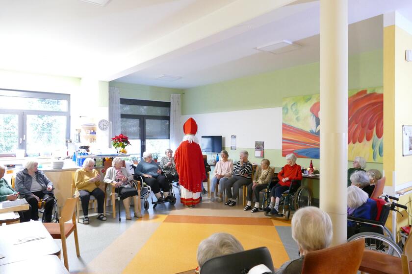 Der Nikolaus zu Besuch im Johanniter-Zentrum Mering