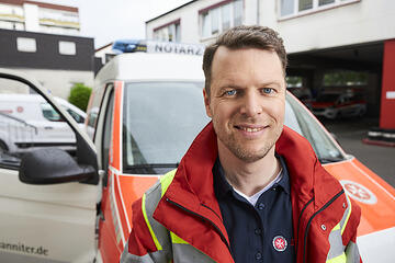 Soforthelfer (First Responder) mit Einsatzfahrzeug.