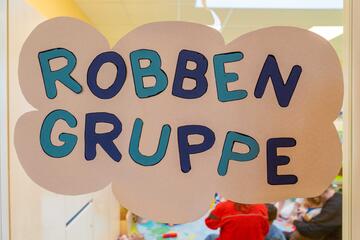 Auf einem Schild auf einer Tür steht "Robbengruppe".