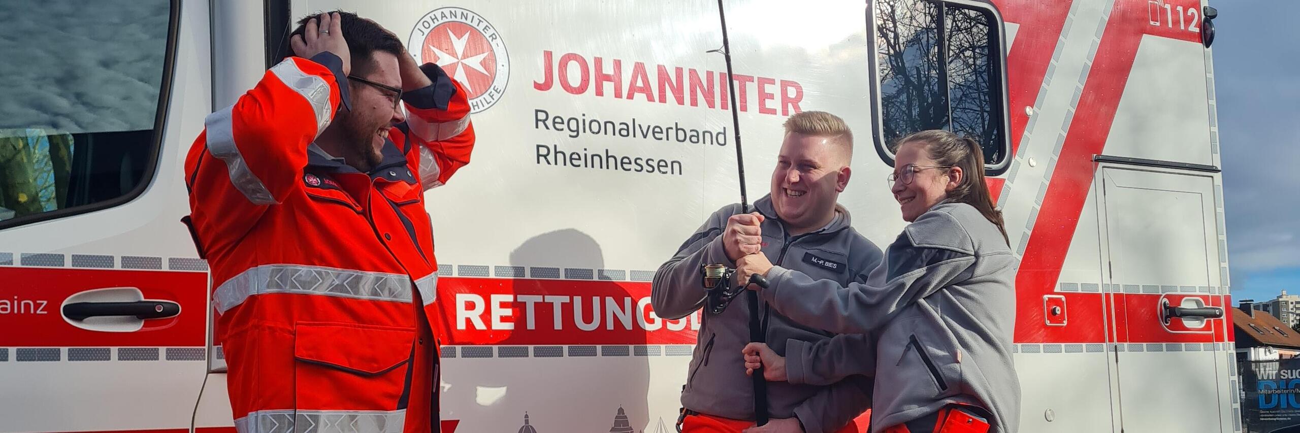 Zwei Notfallsanitäter haben einen neuen Kollegen an einer Angel