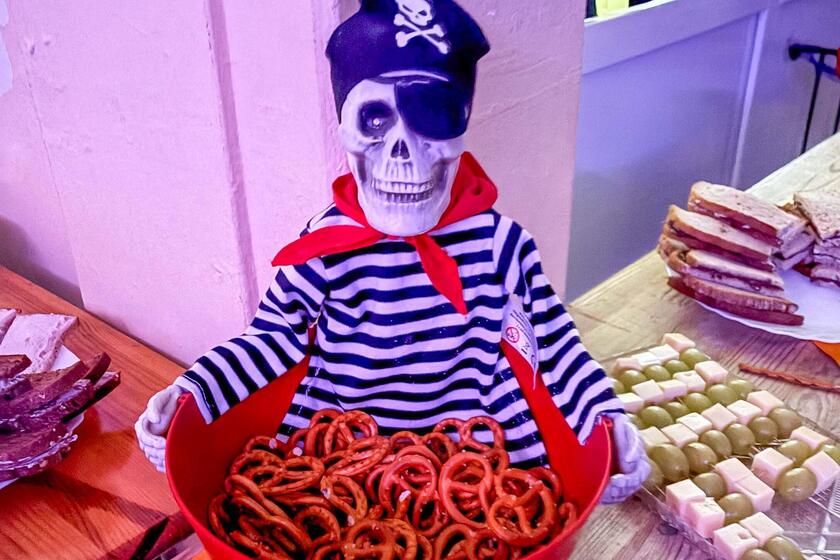 Das Buffet bei der Halloween-Party in der Johanniter-Kita Traumland wurde von den Eltern der Kinder organisiert. Ein Figur (Skelett-Pirat) hält eine Schüssel mit Mini-Brezeln.