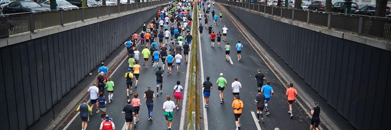 Viele Läuferinnen und Läufer nehmen an einem Stadtmarathon teil.