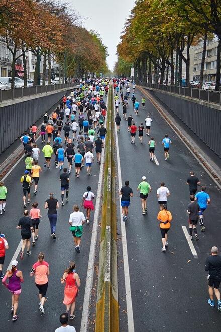 Viele Läuferinnen und Läufer nehmen an einem Stadtmarathon teil.