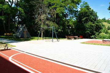 Außenbereich mit Spielplatz Johanniter-Kinderhort "Fuchsbau"