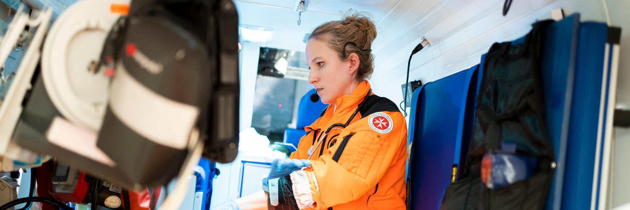 Notfalltraining einer Notfallsanitäterin im Hubschrauber-Simulators Christoph Life