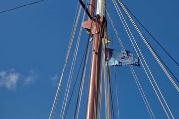 Mast mit Johanniter-Jugend-Banner