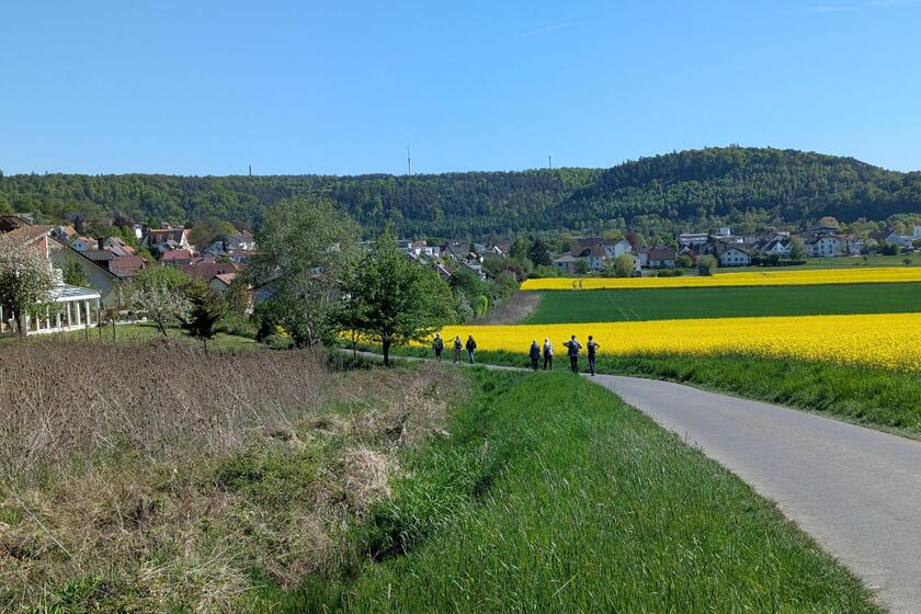 Naturwanderweg mit Personengruppe