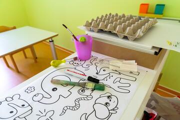 Kreativraum Johanniter-Kita Seehüpfer: Malsachen liegen auf einem Tisch