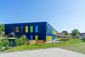 Das Gebäude der Johanniter-Kita Seehüpfer mit großem Außengelände