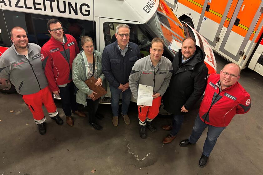 Gruppenfoto mit Mitarbeitenden der Johanniter und des Kreises Ostholstein.