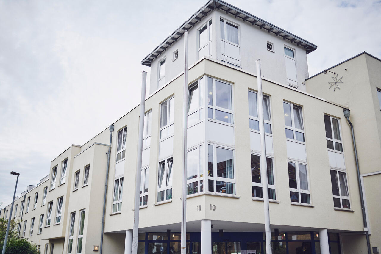 helle Hausfront mit vielen Fenstern des Johanniter-Stift Duisburg