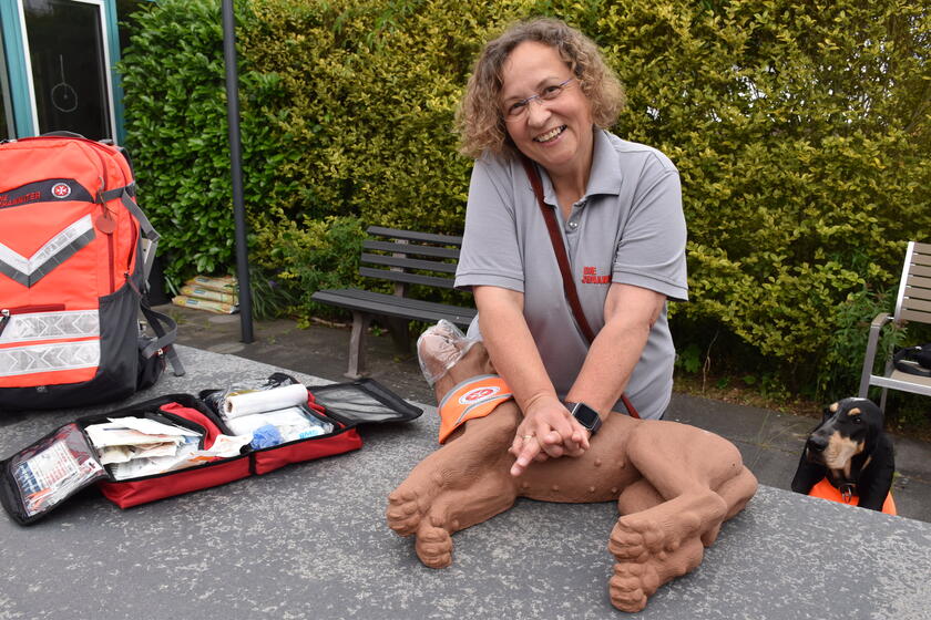 die Kursleiterin übt an einer Hundepuppe die Herz-Lungen-Wiederbelebung am Hund