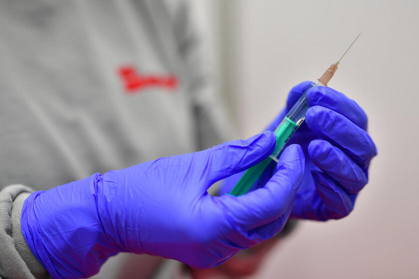 Im Corona-Impfzentrum der Johanniter in Osnabrück wird eine Spritze mit dem Corona-Impfstoff vorbereitet.