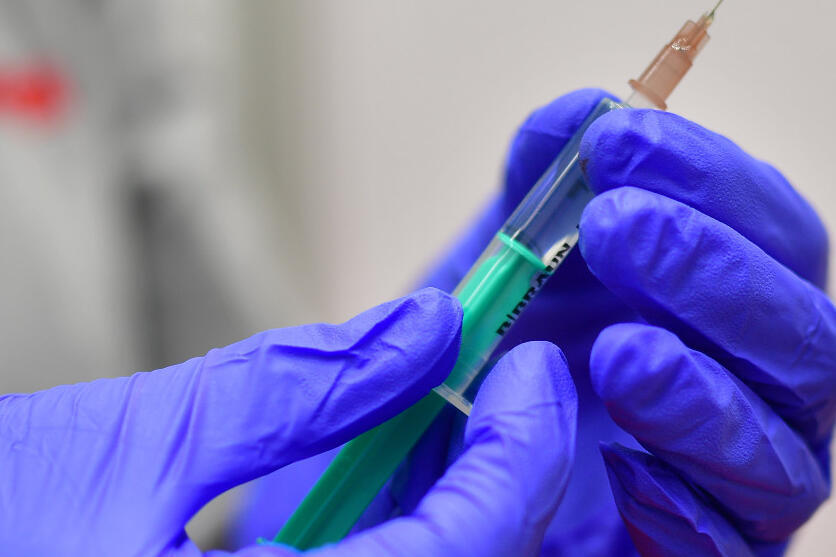 Im Corona-Impfzentrum der Johanniter in Osnabrück wird eine Spritze mit dem Corona-Impfstoff vorbereitet.