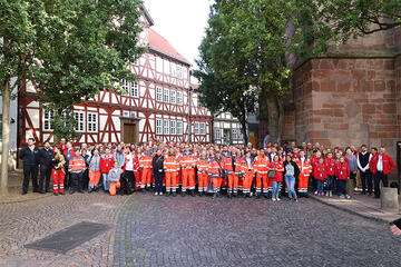 Die Teilnehmenden Johanniter des Landeswettkampfes machen ein Gruppenbild.