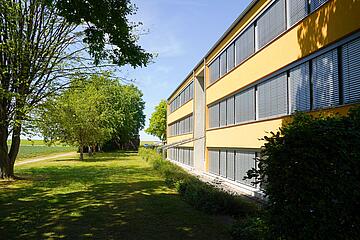 Schulgebäude von außen 