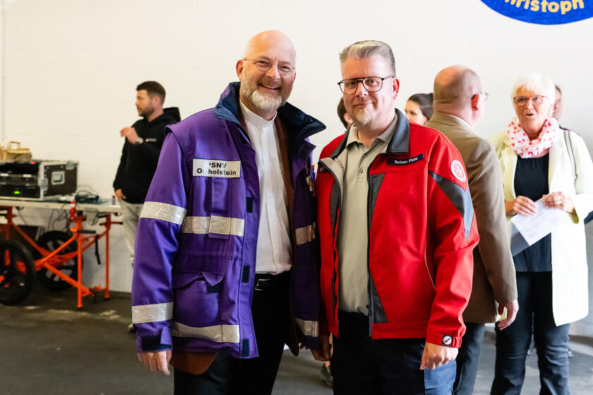 Viele Gäste feierten gemeinsam mit den Johannitern aus Eutin das diesjährige Sommerfest in der Max-Planck-Straße. Mit dabei: Pastor Christopher Noll und Torben Flohr.