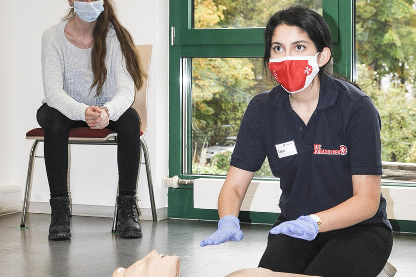 Blick in einen Erste-Hilfe-Kurs, durchgeführt unter Corona-Bedingungen