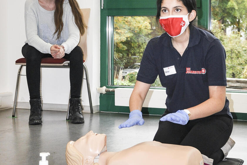 Blick in einen Erste-Hilfe-Kurs, durchgeführt unter Corona-Bedingungen