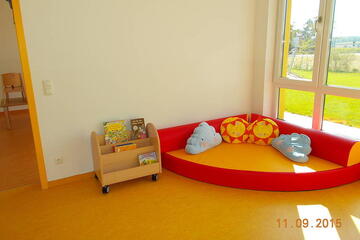 gelber Gruppenraum Johanniter-Kinderkrippe "Pusteblume"