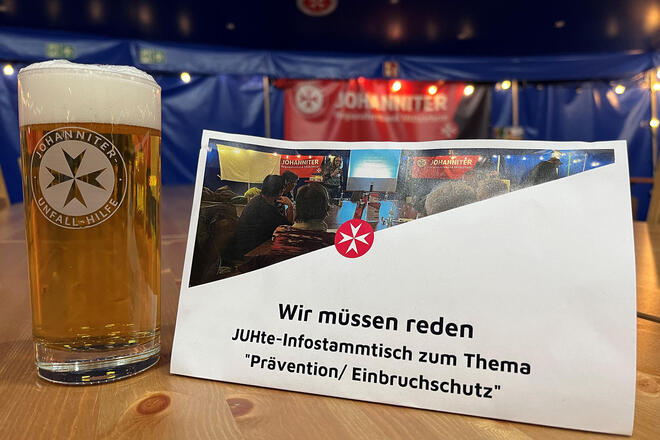 Ein Bier auf dem Tisch beim Info-Stammtisch