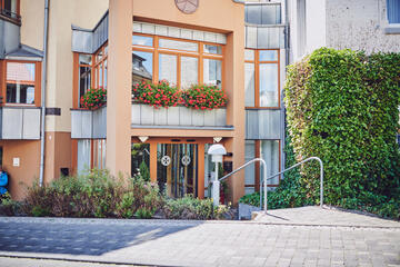 Treppabwärts um Eingang des Johanniterhauses Sinzig