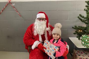 Weihnachtsmann mit Kind