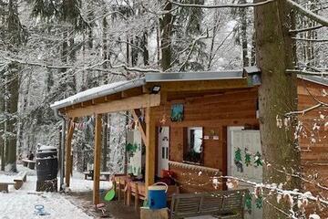 Hütte Außenansicht Johanniter-Waldkindergarten "Märchenzwerge"