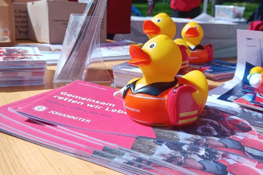 Enten der Johanniter liegen auf Werbematerial auf einem Tisch