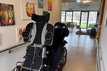 Innenansicht der Intensivpflege-Wohngruppe im Kinderhaus "Pusteblume", Flur mit Rollstuhl