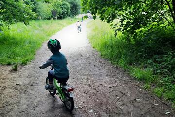 Kinder fahren Fahrrad.